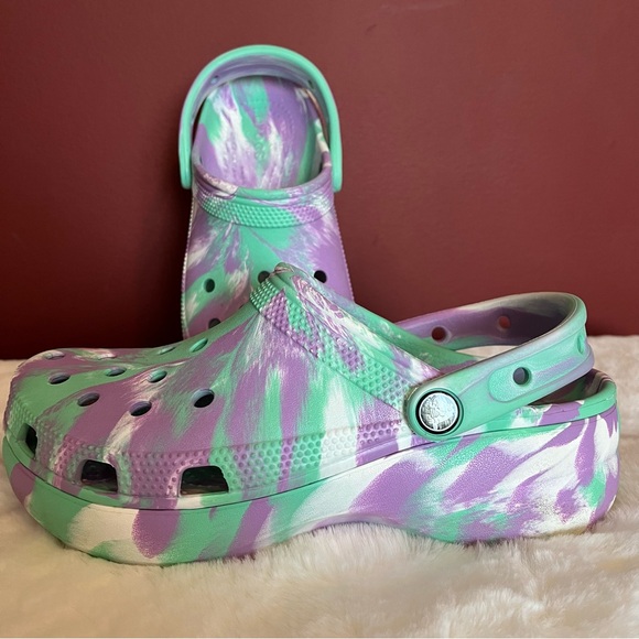 CROCS women’s classic platform marbled clogs shoes, size 8, green & purple - Picture 3 of 9